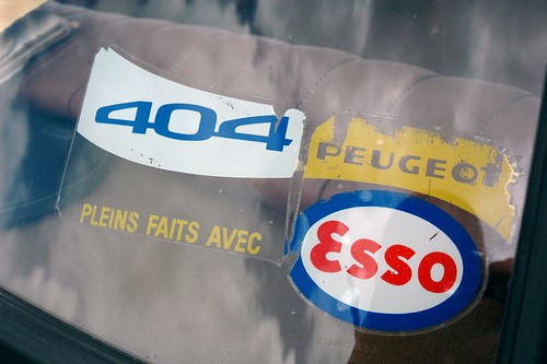 Autocollant 404 Peugeot et Esso sur Peugeot 404 Injection cars meeting 