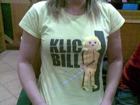 Lorena posando con su flamante camiseta KLIC BILL