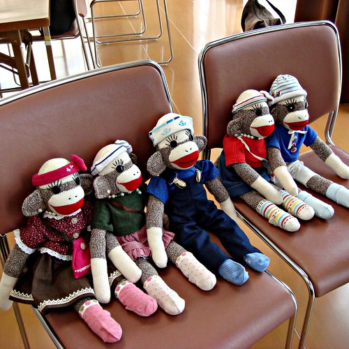 Today, the sock monkeys study English. (by martian cat)
