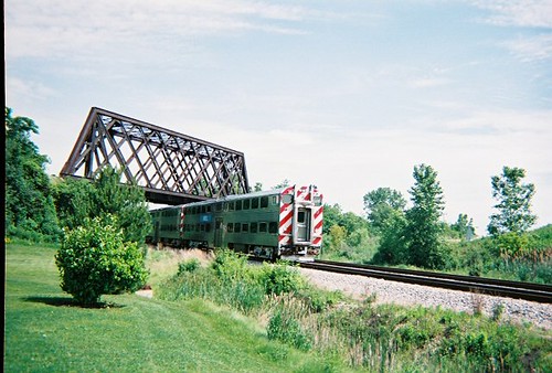 Southbound Metra passing through Northbrook Illinois. June 2008. by Eddie from Chicago