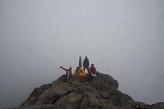 雲の中の登頂記念写真