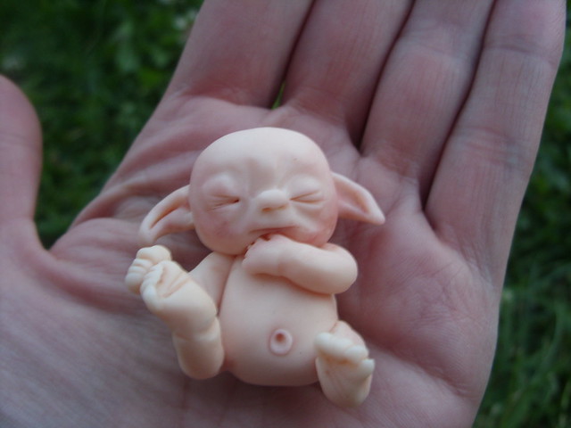 Pequeño elfo recién nacido en una mano