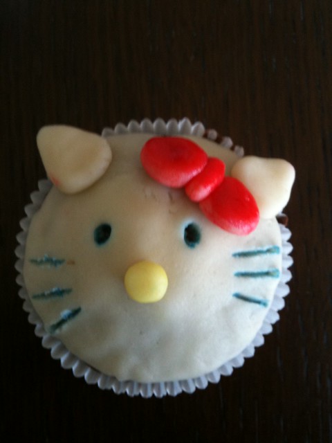 Hello kitty cup cake