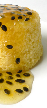 Kleiner Zitronenkuchen mit Passionsfruchtsirup