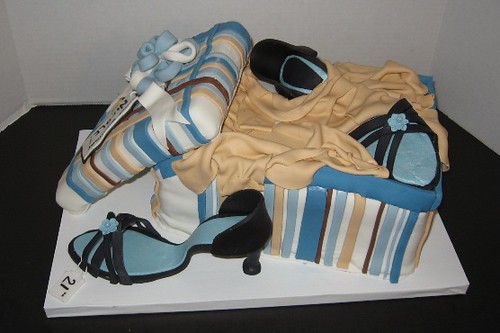 A 21st birthday cake made to llok like a shoe box and heels.