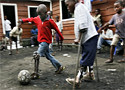 Polio Varios niños con polio juegan al fútbol en Goma, al este del Congo (Finbarr O'Reilly)