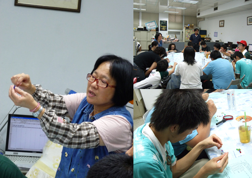 新生營串珠教學課程，教導視障新生DIY手工藝品。圖左為張悅薌指導老師。