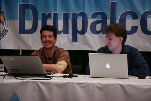 Foto con Gabor Hojtsy, haciendo una presentación en la DrupalCon de Boston