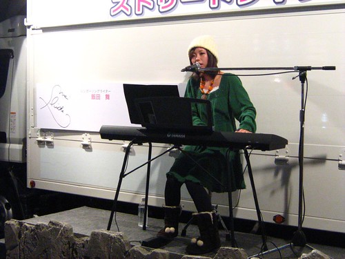 Mai Suida performing