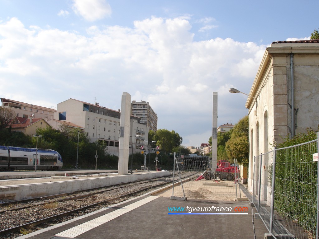 Vue du quai de la gare et de la passerelle voyageurs en construction