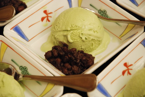 japanese ice cream blog - Nice O-Cha (green tea)  Ice Cream With Red Beans. This looks delicious and I love the cute bowls it is served in.