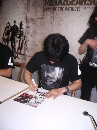 Kojima firmando