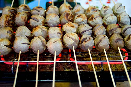 Look chin khiang, 'cutting board meatballs', grilling at Lampang's night market