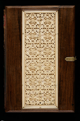 012- Evangelium S. Johannis- Tapa-Madera noble con un panel de marfil tallado. Hacia el año 800