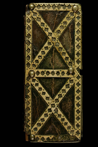 013a- Cantatorium-En una caja de madera con una placa frontal esculpida en marfil-siglo X-Abadia de St. Gall-contratapa de la caja