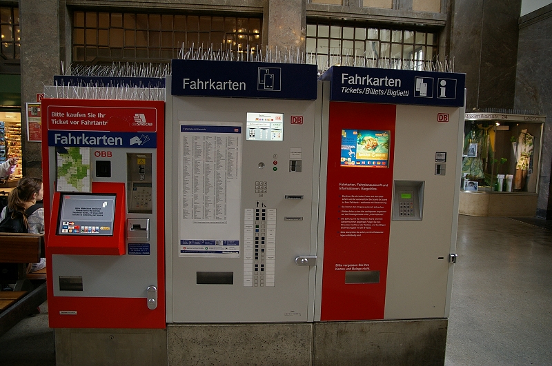 到了德國邊境Lindau 一下車就找買邦票的機器.jpg