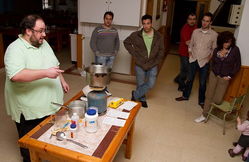 Eneko presentando el taller de preparación de alimento para mosca drosophila