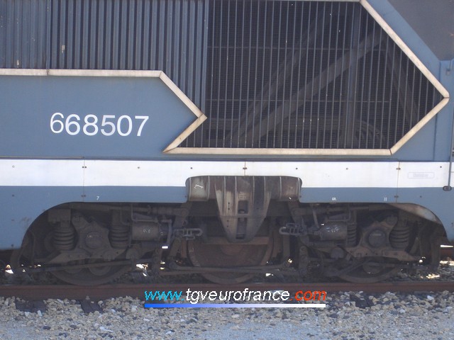 Détail du bogie de la locomotive A1A A1A 68507 de l'Infra SNCF qui comprend 2 essieux moteurs et 1 essieu porteur