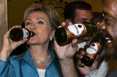 Hillary Bebiendo cerveza