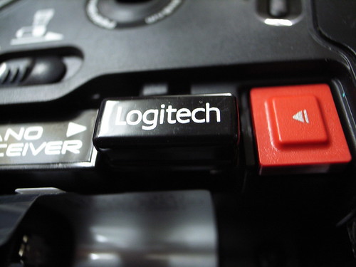 敗家：Logitech VX Nano無線雷射滑鼠(背面)：全球最小型USB接收器