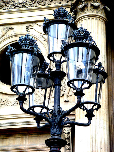 cour napoleon lamp post