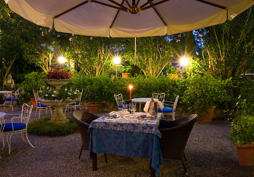 H. Astoria - Romantic Garden Table-night