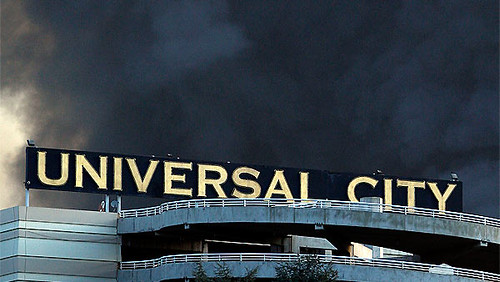 Universal Studios letrero y el humo