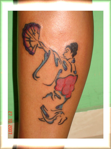 tatuagem gueixa tribal na perna TARZIA TATTOO 