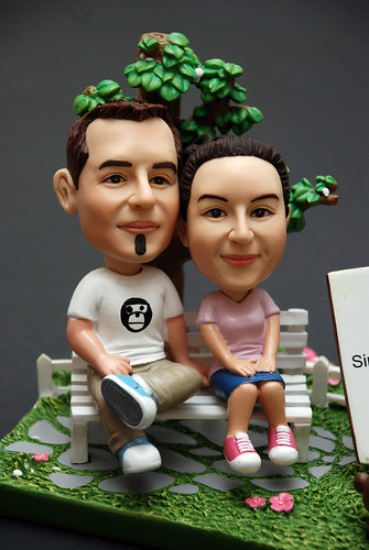 3d caricature figurine - couple in the park