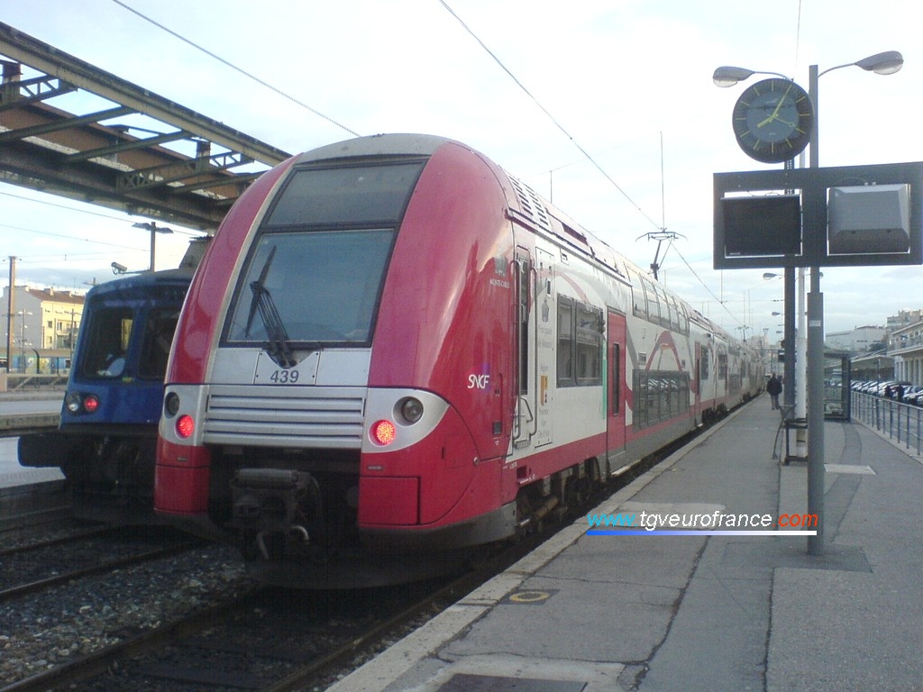 Un TER 2N NG aux couleurs de la Principauté de Monaco stationne en gare Saint-Charles à Marseille.