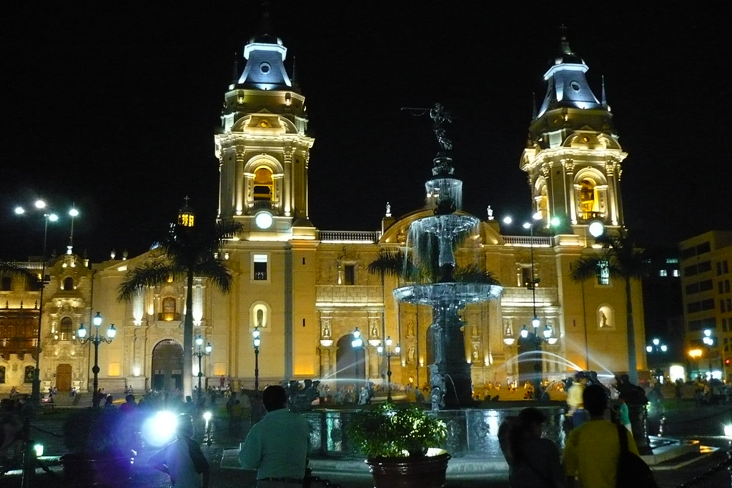 Catedral de Lima & Pileta de noche