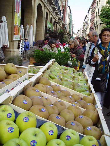 Puestos de fruta y verdura concurso agrícola en calle Portales de Logroño