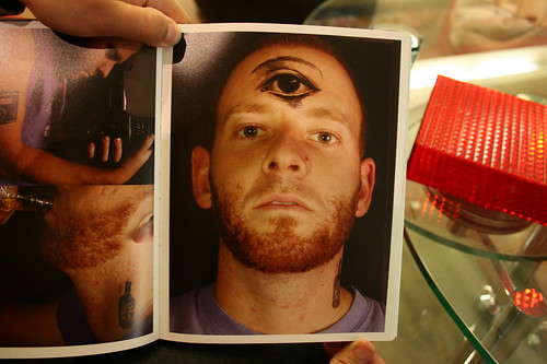 三隻眼紋身貼紙的男人