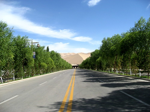The road to Mingsha Hill
