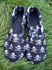 Black and white skull & crossbones slippers