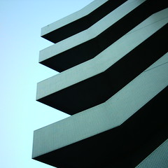 【写真】ミニデジで撮影した面白い造形のビル