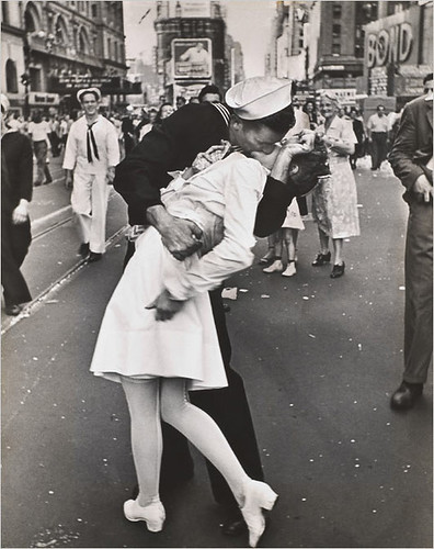 times square kiss 1945. V–J day in Times Square,