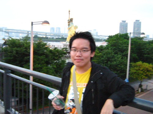 Myself, in front of Odaiba's Statue of Liberty (27/6/08)