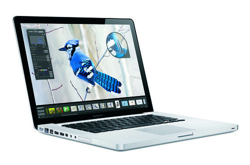 MacBook Pro 外觀與 Macbook 幾近一樣，只是加入了 ExpressCard 插槽而已。