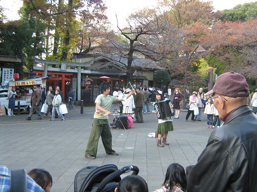 The accordionist and the juggler at Ueno Park