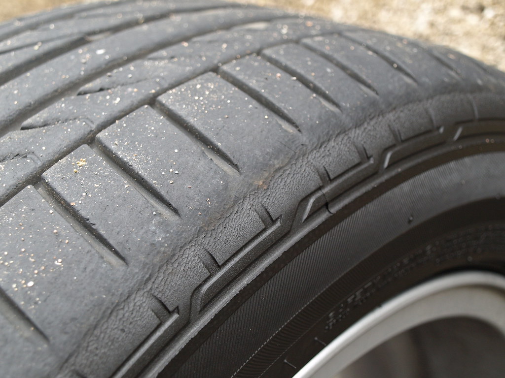 Front left tyre wear - RE050A