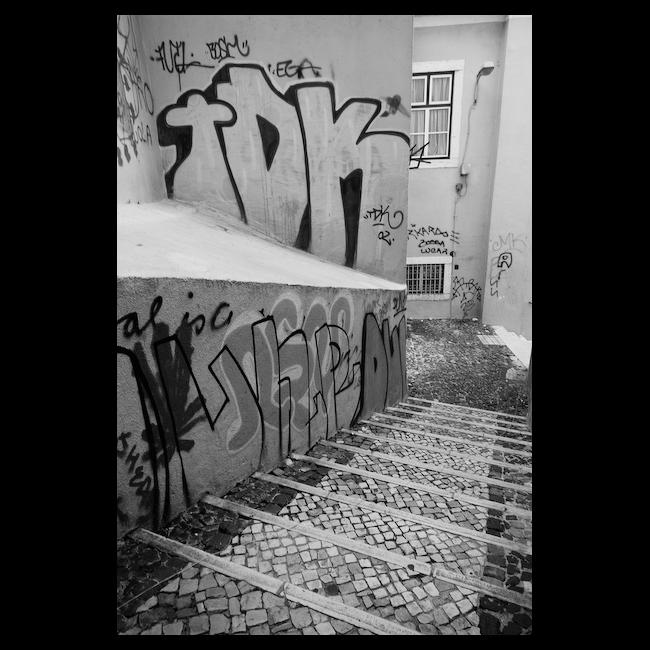 escadas em alfama - graffitis