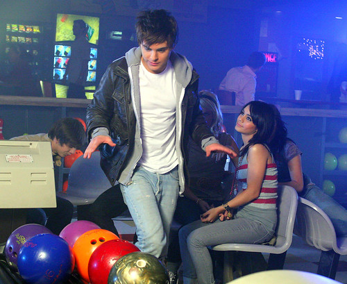 play bowling vanessa and zac