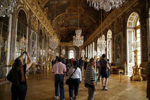 凡爾塞宮內部26 -  鏡廳 其左邊是鏡子，同樣位置的右邊是窗戶，大小及位置全部對稱相同