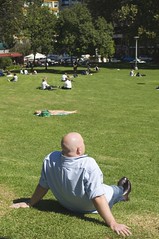 Hombre calvo en el parque