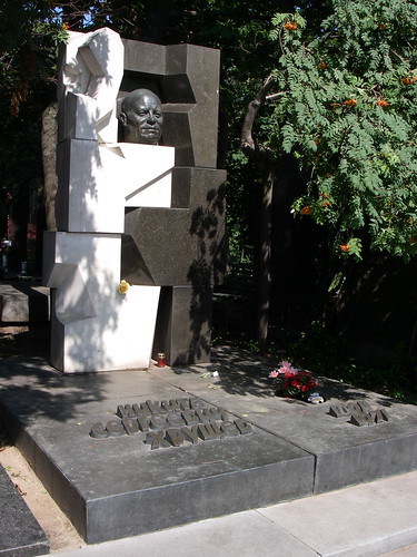 Nikita Khrushchev's Grave ©  Jean & Nathalie