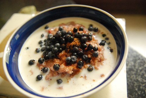 Quick oats with cow milk and blueberries