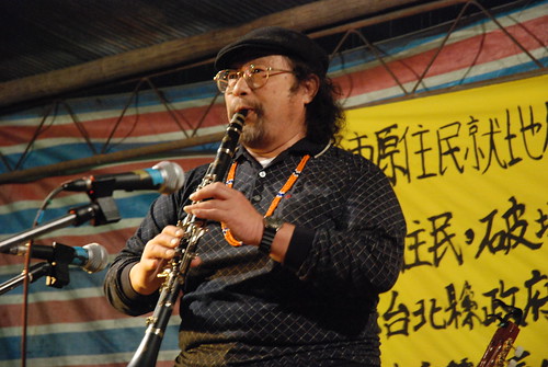 時常穿梭於運動現場的中研院民族所的副研究員邱延亮，也在音樂會中獻出自己的拿手樂器「黑管」。