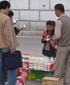 「毒奶粉」事件使得人們對中國的食品安全管理，產方的責任以及消費者的健康意識提出了疑問 (圖片來源：Sam Ose / Olai Skjaervoy)