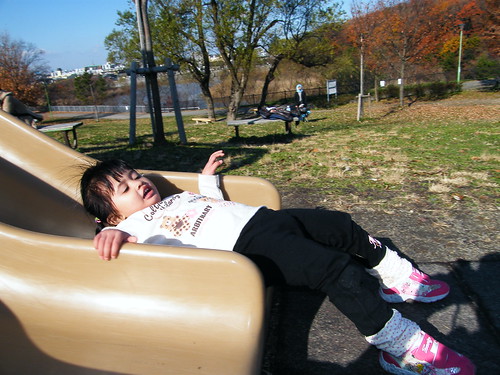 Playing at the slide - 天白公園の滑り台 (14)